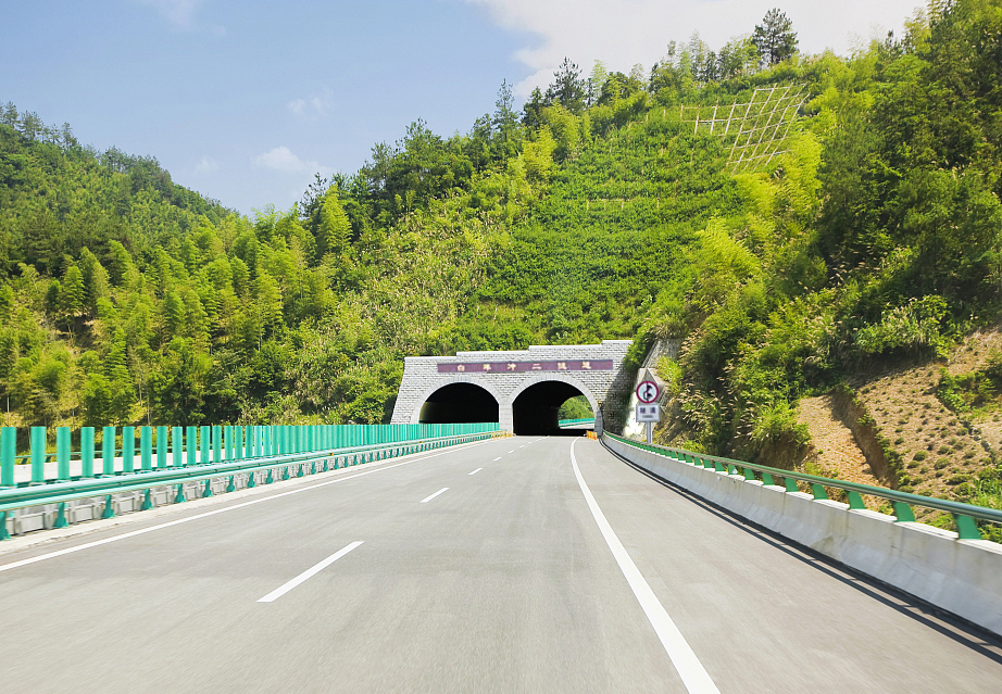25.江西景婺黄（常）高速公路白洋冲连拱隧道.jpg