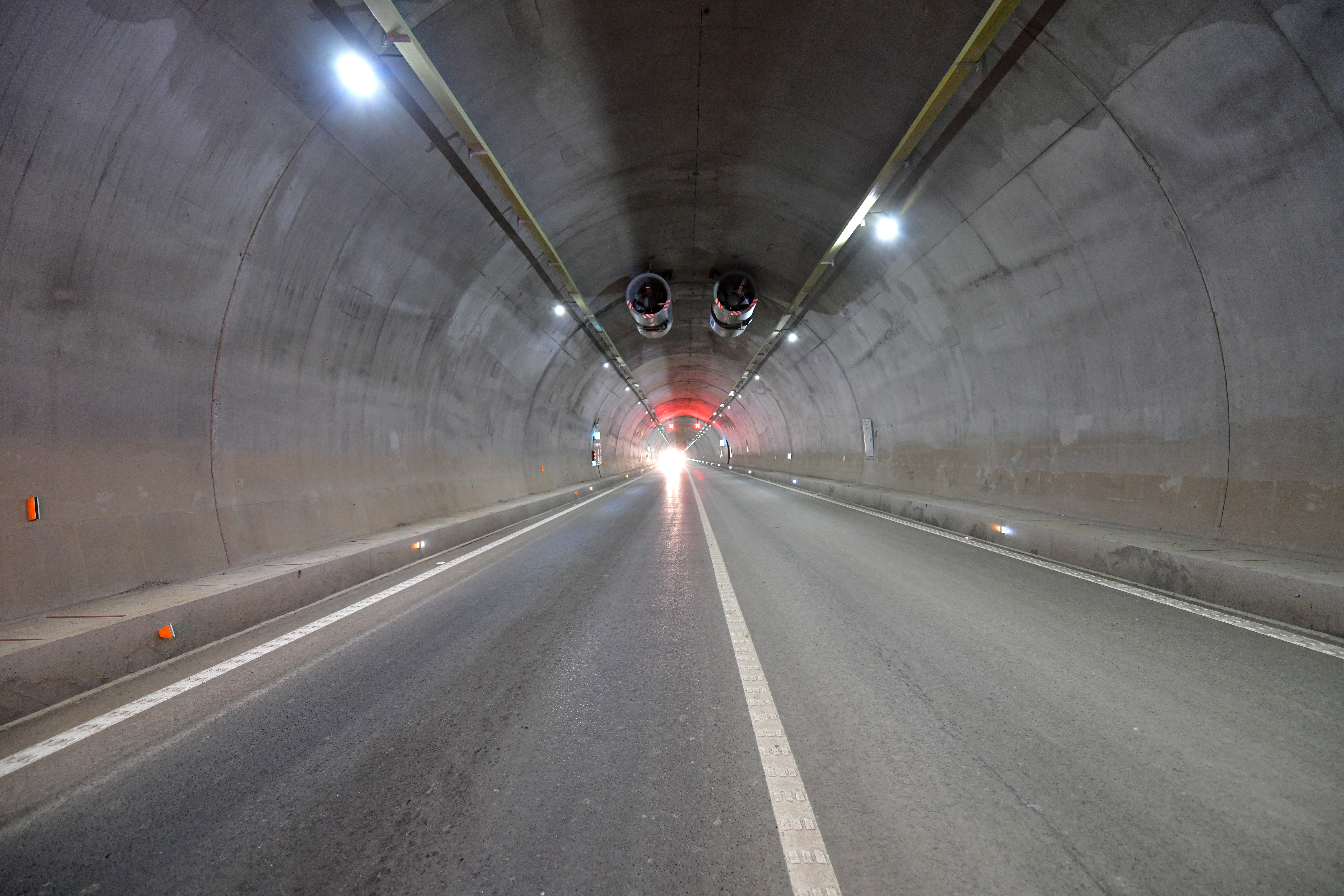 贵州绥正高速公路温泉隧道。 (2).JPG